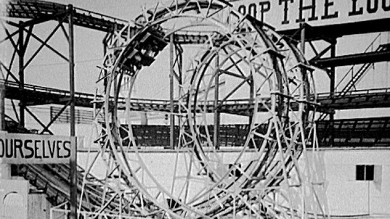 Posiblemente la montaña rusa histórica más conocida, Cyclone, - en la foto - fue abierta en Coney Island en Brooklyn, New York en 1927. Como Cyclone, todas las primeras estaban hechas de madera.