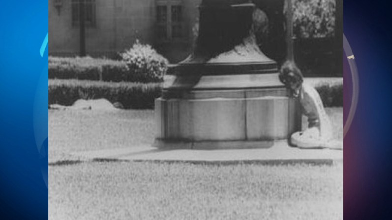 Charlotte Dareshori se esconde tras la base de un asta de bandera durante la jornada mortal de Charles Whitman en la Universidad de Texas.