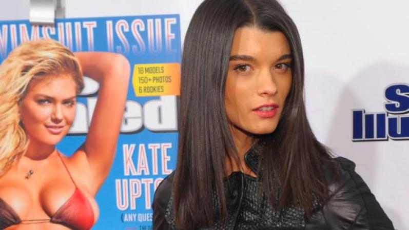 La hermosa Crystal Renn prefirió dejar mucho más a la imaginación en la presentación de la revista.