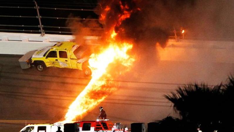 El camión de secado estaba lleno de combustible y se prendió en fuego al recibir impacto del auto de Montoya en plena competencia.