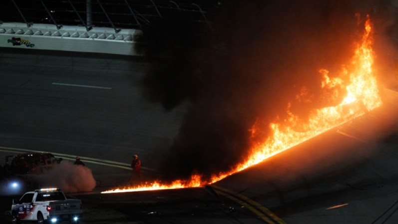 El impresionante fuego obligó a detener la carrera por dos horas.