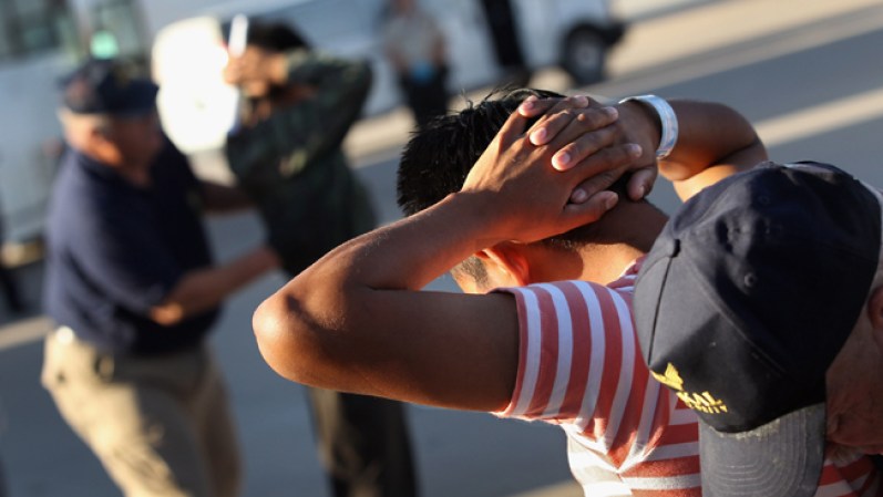 Pese a los anuncios del presidente, Barack Obama, de detener las redadas, las deportaciones aumentaron durante el 2011. La tendencia parece, no se detendrá en 2012.