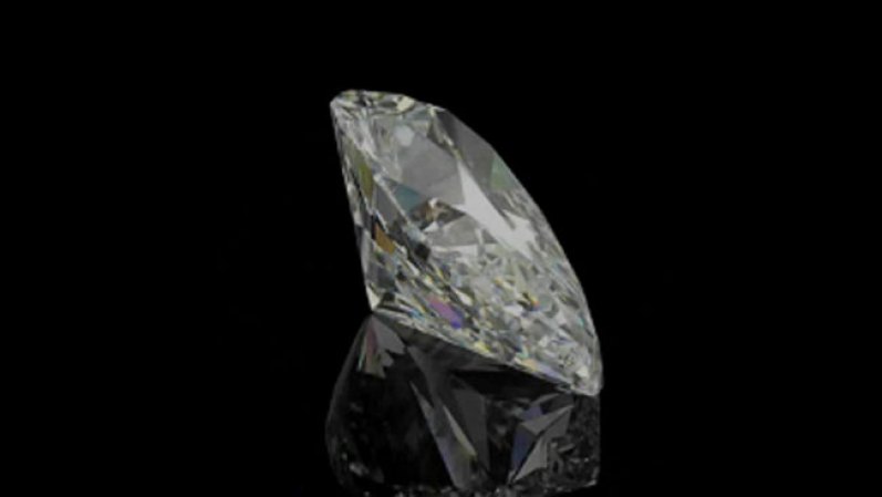 Según los gemólogos "Fernández", las primeras pruebas de pulir un cristal de diamante se llevaron a cabo por primera vez en el siglo XIV en Europa, no en la India, donde en estos momentos se consideraba ilícito, por motivos mágico-místicos, quitar al diamante su forma natural primitiva, es decir, cambiarle ésta por medio de cualquier clase de trabajo manual.