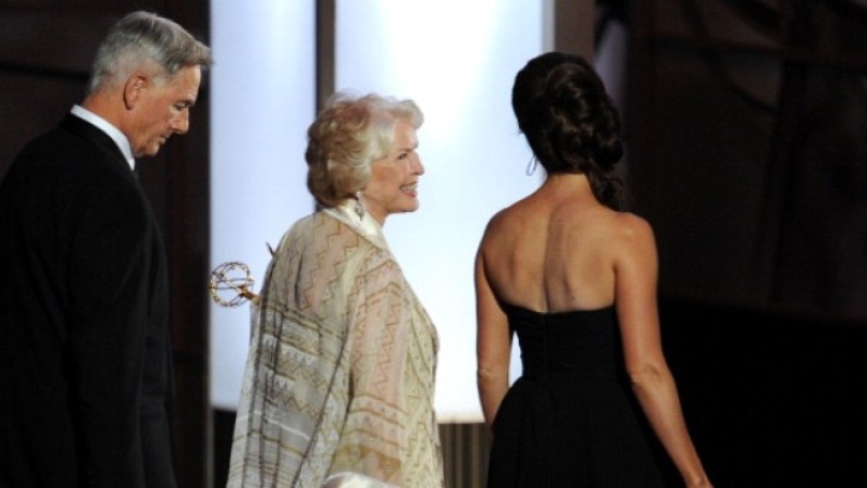 La actriz Ellen Burstyn recibió el premio a la Mejor Actriz de Reparto, Miniserie o Película hecha para Televisión, por su trabajo en "Political animals".