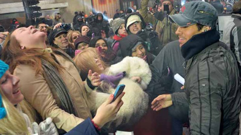 Enrique Iglesias se presentó en el escenario del Today Show de NBC y desató la locura entre sus fans.