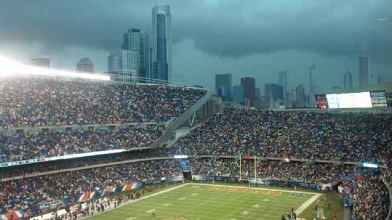 El partido de los Bears contra los Ravens tuvo que ser suspendido en Chicago.