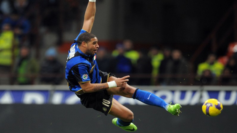 Adriano, el ex goleador brasilero del Inter de Milán es reconocido por sus peleas en discotecas italianas y sus escándalos con bellas mujeres.