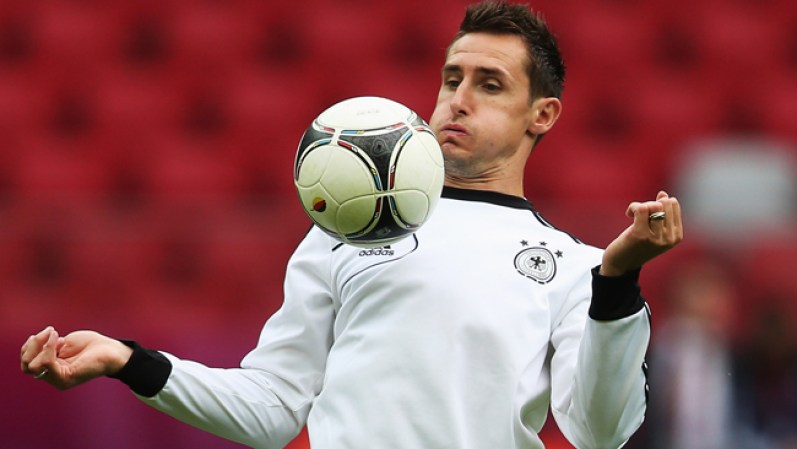 El polaco Miroslav Klose nació en Polonia, pero juega con la selección de Alemania.