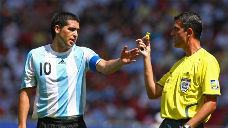 Juan Román Riquelme vive en permanente polémica en Argentina. Pelea con técnicos, árbitros, jugadores y periodistas.