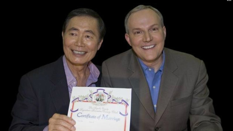 George Takei, el famosos Dr. Sulu de la serie "Viaje A Las Estrellas" (Star Trek), fue de los pocos que pudo casarse en California en el 2008. Su esposo se llama Brad Altman.