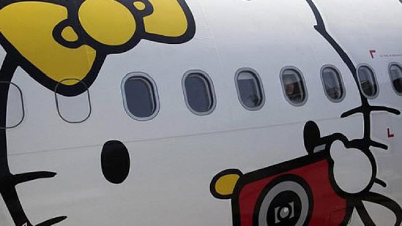 ABRIL 7, 2013 - La aerolínea taiwanesa, Eva Air tiene una flota de aviones, en la que Hello Kitty es la imagen que identifica cada accesorio en la tierra y en el aire.