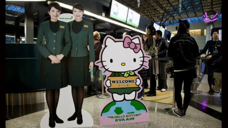 Una toma de Hello Kitty en la fila para llegar al mostrador de chequeo de la aerolínea en Taipei.