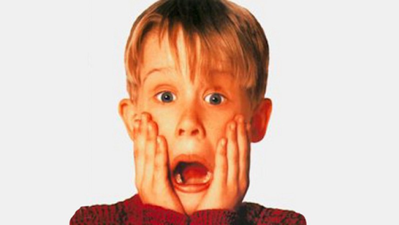 Home Alone (1990) En este clásico protagonizado por Macaulay Culkin, un niño de ocho años es dejado solo accidentalmente durante las navidades.