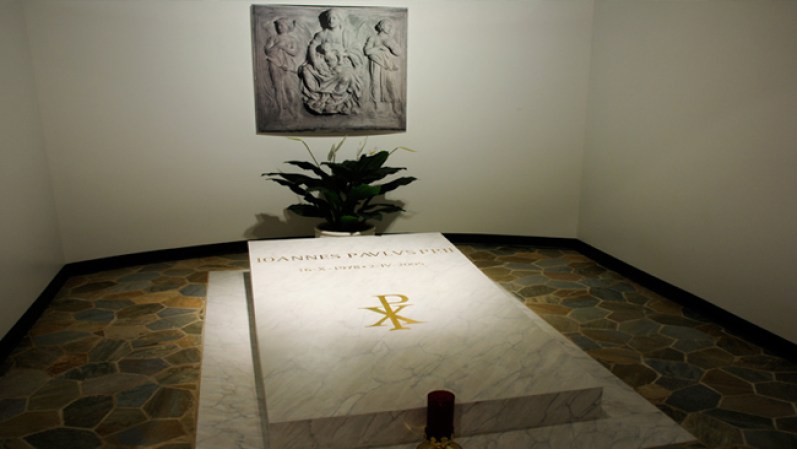 Réplica de la cripta donde reposa Juan Pablo II en la Basílica de San Pedro.