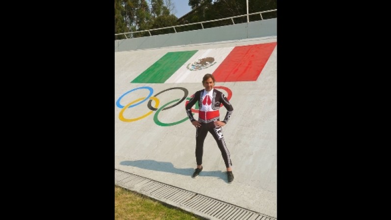 El esquiador mexicano Hubertus von Hohenlohe sabe que no tiene gran oportunidad de ganar una medalla en la competencia de slalom. Lo que en realidad quiere es ganar el premio al atleta mejor vestido.