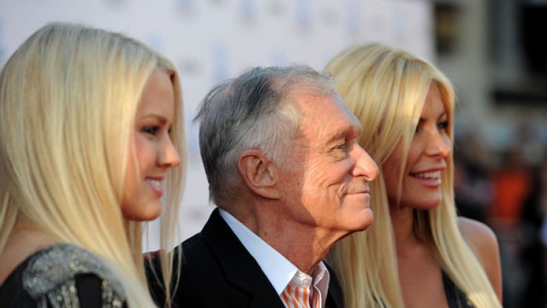 Hugh Hefner. No podemos negar que el papá de las conejitas de PlayBoy sigue siendo un seductor, aun con ochenta largas décadas de vida vivida. Aquí lo vemos en junio de 2011 con Crystal Harris, su entonces prometida, quien lo dejara plantado a pasitos del altar, a pocos días de casarse. Fecha de nacimiento: 9 de abril de 1926.
