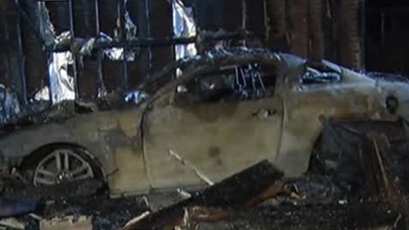 VIERNES 3 DE MAYO, 2013 – Una casa quedó completamente consumida por un voraz incendio.