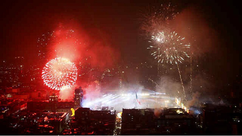Infaltables, los fuegos artificiales alumbran la noche y coronan la libertad.