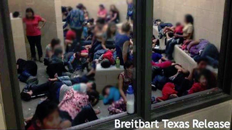 5 DE JUNIO, 2014:Dramáticas fotografías que muestran lo que presuntamente son cientos de inmigrantes, principalmente niños, agrupados en Centros de Procesamiento de la Patrulla Fronteriza en Texas, fueron publicadas por Breitbart.com.