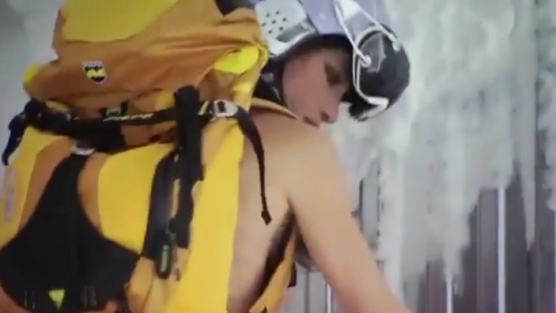 La mujer desnudó su torso a pesar de las gélidas temperaturas.