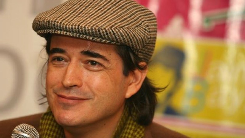 Jaime Bayly un una personalidad de televisión y escritor peruano, se ha declarado abiertamente bisexual y tiene tres hijas.