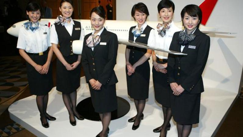 El uniforme de JAL Airlines de Japón es discreto y la aerolínea goza de muy buena reputación.