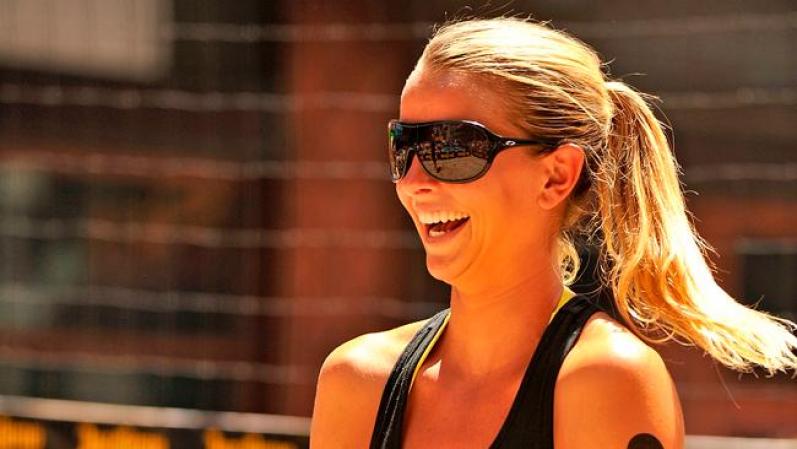 Jess Gysin: La joven se destaca como jugadora profesional de voleibol de playa en el Jose Cuervo Pro Beach Volleyball Series.