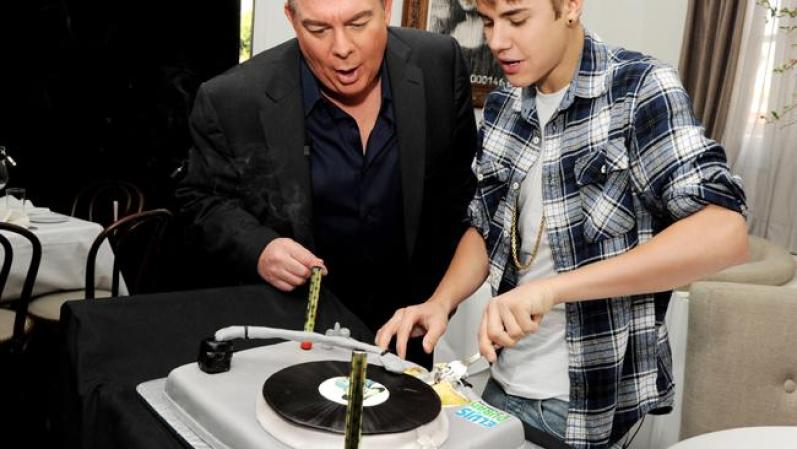Justin Bieber sopló las velas imitando los movimientos de un disk jockey.