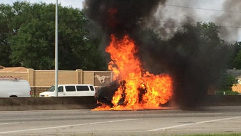 17 JUNIO, 2014 - Las autoridades pasaron horas limpiando un tramo de la autopista State Highway 186 después de un accidente donde un camión de basura y un auto chocaron.