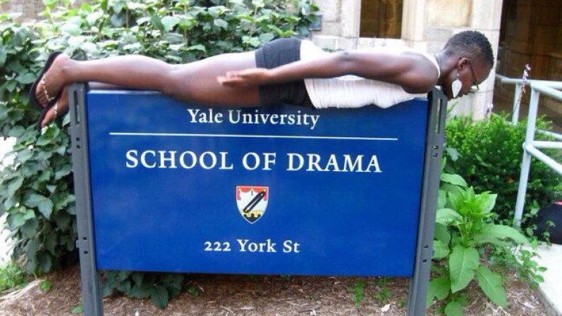 Nyongo’o cursó la universidad en los Estados Unidos y su maestría la estudió en la Escuela de Teatro de la Universidad de Yale.