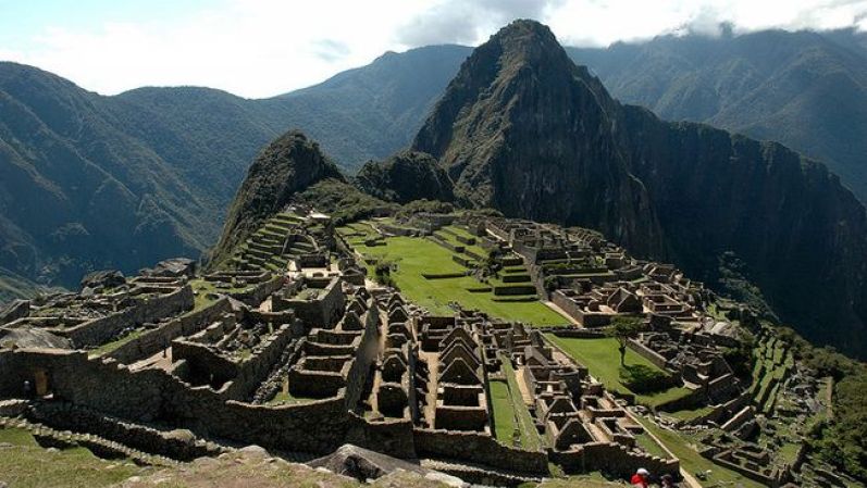 Machu Pichu, Perú. Se la conoce como "La ciudad perdida del imperio Inca" porque se encuentra sobre la cúspide de una montaña. De mediados del siglo XV, es uno de los enigmas arqueológicos más bellos, llenos de cultura y misticismo.