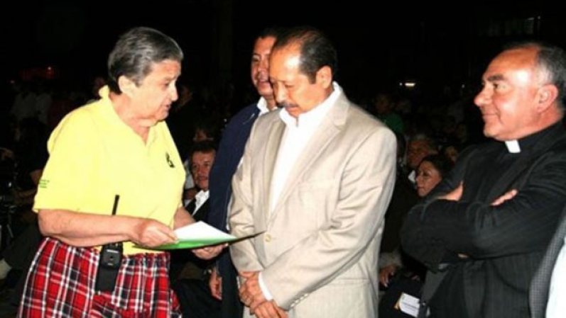 Mamá Rosa leyendo un mensaje a Leonel Godoy Rangel, ex gobernador de Michoacán.