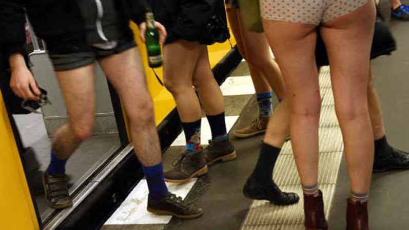 Ciudades del mundo celebran la quinta edición del día sin pantalones en el metro.