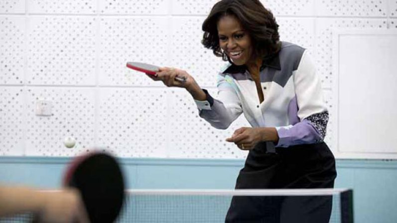 Michelle Obama ha pasado unos días en China de visita oficial y está claro que se ha ganado a sus habitantes por su buen humor, como cuando se atrevió a jugar un partido de ping pong.