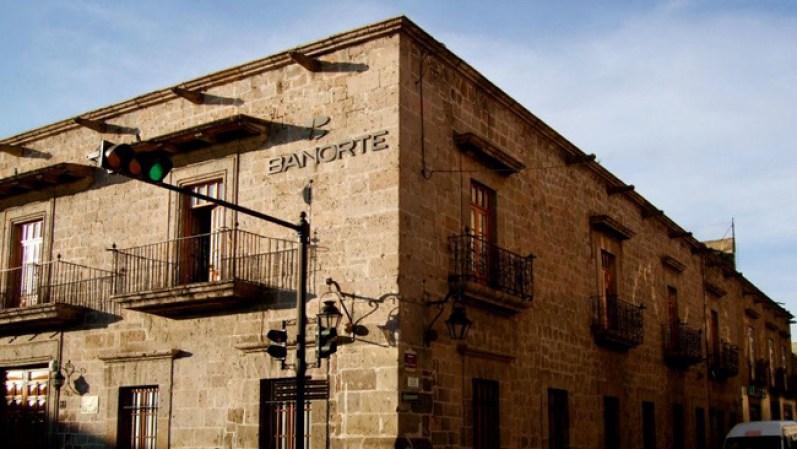 Gran parte de la magia de Morelia es que ha sabido mezclar a la perfección su pasado y su presente. Un ejemplo son los numerosos edificios históricos, que ahora son sitios de usos múltiples como bancos y bibliotecas.