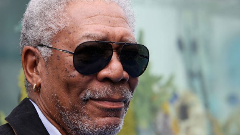 Morgan Freeman. Hombres como él no necesitan más que la inteligencia y el talento para seducir a una mujer. ¡Imagínate si el hombre en cuestión además es guapo, como en este caso, aún teniendo más de 70 años! Fecha de nacimiento: 1 de julio de 1937.