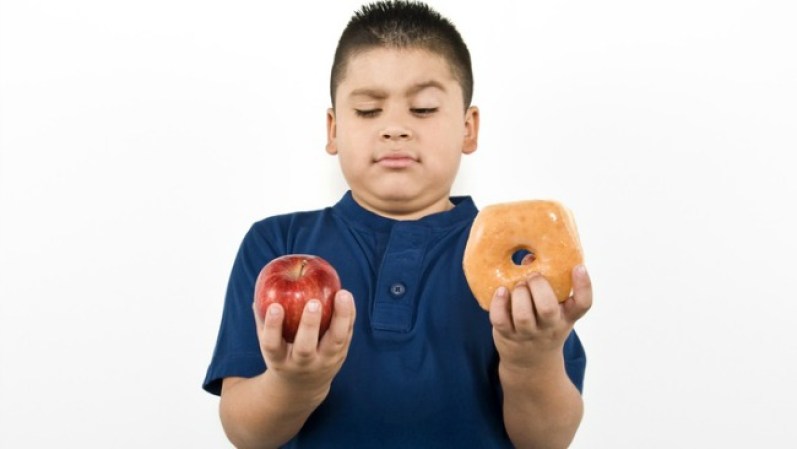El cambio de hábitos para que los niños -y sus padres- opten por comida saludable es fundamental para evitar la obesidad infantil.