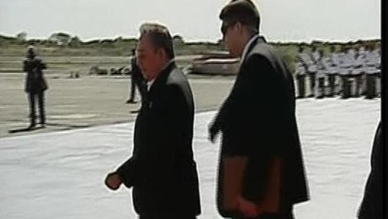 El papa Benedicto XVI llega a Santiago de Cuba, donde es recibido por el gobernante Raúl Castro.
