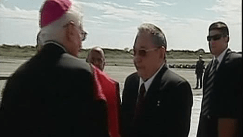 El papa Benedicto XVI llega a Santiago de Cuba, donde es recibido por el gobernante Raúl Castro.