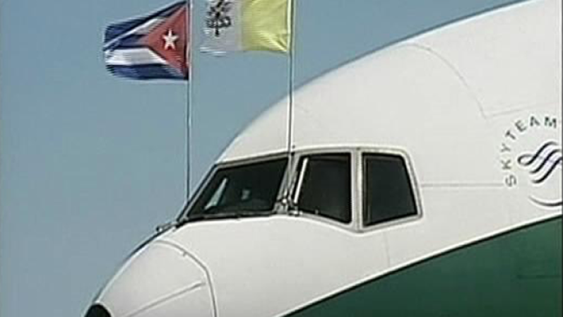 El papa Benedicto XVI llega a Santiago de Cuba, donde es recibido por el gobernante Raúl Castro.
