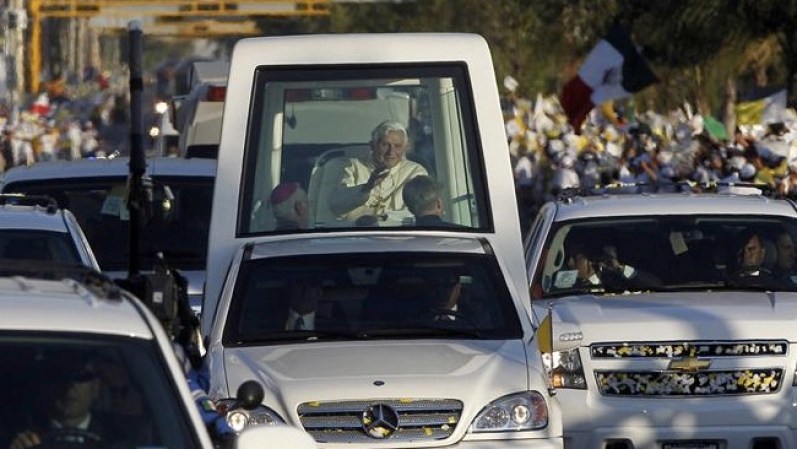 20 de noviembre de 2010: Revisa sus controversiales comentarios sobre los condones y el sida en un libro y dice que los prostitutos varones que usan condones podrían estar dando un primer paso hacia una sexualidad más responsable. En la foto: El Papa Benedicto XVI arribó a México, como primera parada de su visita en Latinoamérica, marzo del 2012.