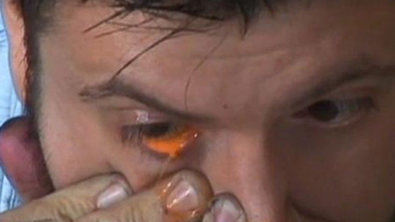 Un hombre llora lágrimas de colores en Argentina. Se trata de un artista argentino que le da vida a sus pinturas con esta singular técnica que ha causado un gran impacto.<br /><br /><br /> Pintor llora lágrimas en colores <br />