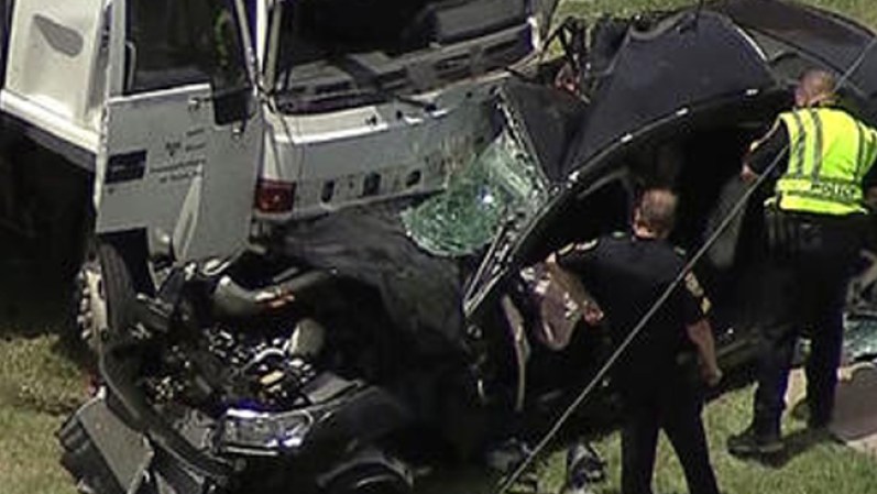 11 DE JULIO, 2014 - El tráfico está a vuelta de rueda en la autopista 161 en Grand Prairie después de que un camión y un auto sedán colapsaron.