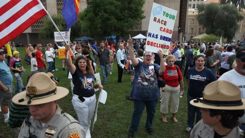 Los organizadores dijeron que el foro pretende vincular las protestas de los inmigrantes con el movimiento a favor de los derechos civiles de la década de 1960. En la foto, una toma de la protesta a favor y en contra de la Ley de Arizona, cuando estaba a punto de aprobarse.