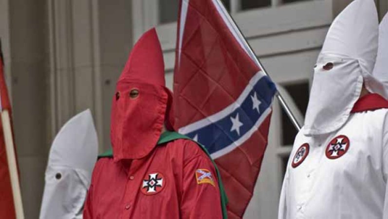 JULIO 3, 2014. El Southern Poverty Law Center reveló un informe que señala que en Texas existen 57 grupos racistas. Aquí las fotos de varios de ellos. Ku Klux Klan. Uno de los grupos racistas más reconocidos en el país. Esta semana en Katy fueron encontrados varios panfletos en los que se invita a unirse a este grupo racista.
