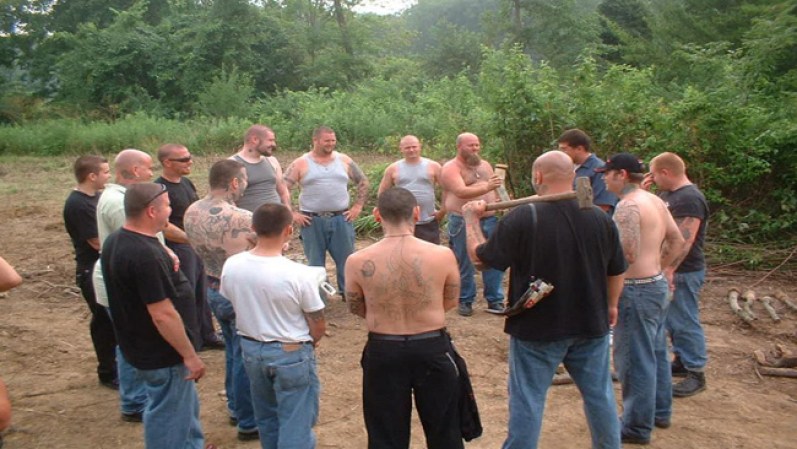 Blood and Honour USA. Se le considera una agrupación de cabezas rapadas (skinheads) que promueve la supremacía de los blancos.