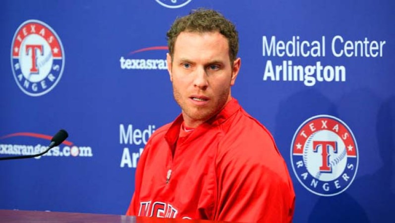 Antes del partido, Josh Hamilton de Los Angeles Angels, respondía a preguntas en una conferencia de prensa antes de empezar la práctica.