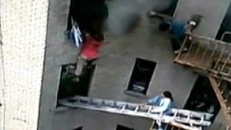 Vecinos a gritos clamaban “no saltes, no saltes, espera, espera”, una y otra vez.
