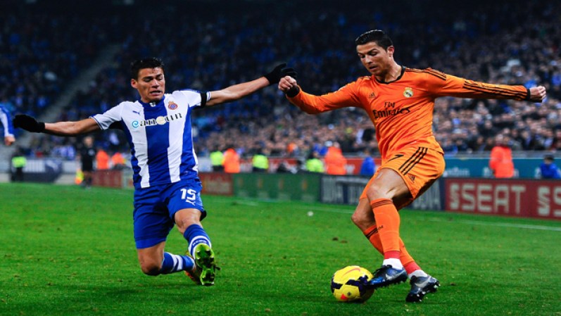 Aquí Cristiano Ronaldo en el juego de este domingo frente al Español, donde el Real Madrid ganó 1-0 y se acerca a la punta del campeonato.
