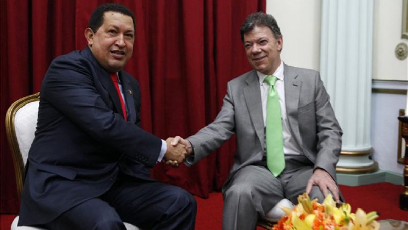 Los presidentes de Venezuela y Colombia, Hugo Chávez y Juan Manuel Santos